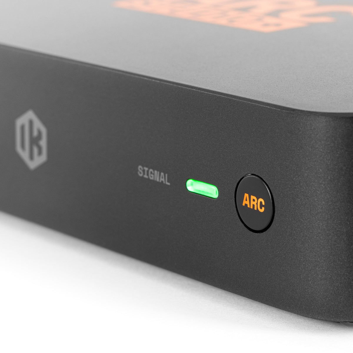IK Multimedia ARC Studio+, signal LED and ARC button detail
